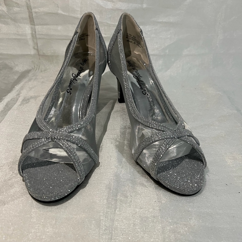 Easy Spirit Silver Glitter Peep Toe Pumps 9W Wide Mid Heel New without box